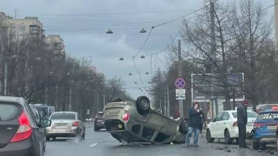На 2-м Муринском проспекте перевернулся Renault - piter.tv - Санкт-Петербург