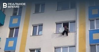 В Альметьевске спасатели сняли 82-летнюю женщину с окна многоэтажки