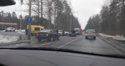 Две легковушки столкнулись на Приморском шоссе в Петербурге