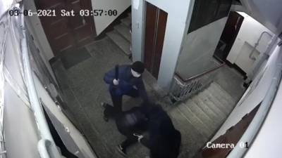 Полицейские задержали подозреваемых в нападении на мужчину в подъезде в Московском районе
