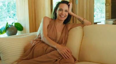 Анджелина Джоли в чулках смело расставила ноги ради пикантного фото: "Горячая опасность"