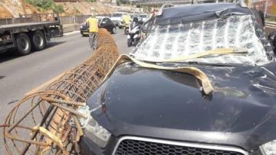 Блок арматуры придавил машину на шоссе Аялон, водитель чудом выжил