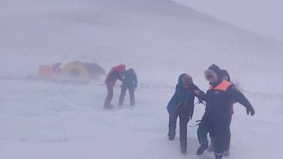 На Байкале эвакуировали застрявших из-за метели на льду туристов