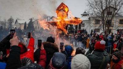 Провожали зиму — сожгли замок: как в регионах России отметили Масленицу