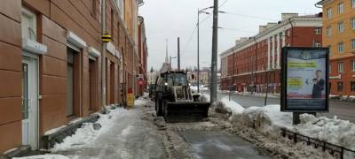 Все силы брошены на уборку от снега тротуаров, сообщили в мэрии Петрозаводска (ФОТОФАКТ)