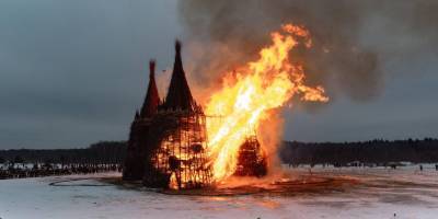 В Калужской области сожгли 24-метровый замок из лозы