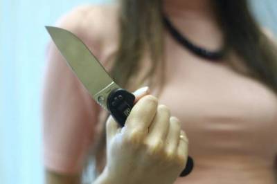 Из-за конфликта сожительница ударила смолянина ножом в затылок