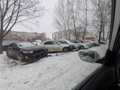 В Рыбном на парковке разбили четыре автомобиля