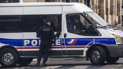 В Париже полицейский застрелил угрожавшего ему с ножом мужчину