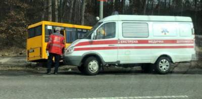 На Гостомельской трассе маршрутка въехала в билборд: есть пострадавшие