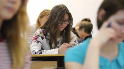 Ячейки для сбора смартфонов перед уроком в школах Москвы пока не устанавливают