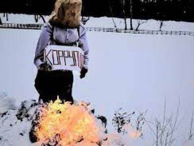 Активисты Freaks in Pics сожгли чучело протестующего с плакатом "Коррупция"