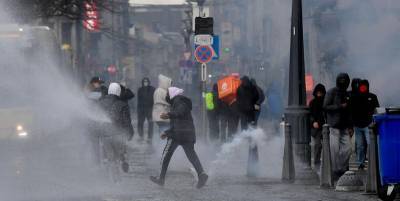В Льеже в Бельгии протестующие устроили погромы и столкновения с полицией после задержания чернокожей женщины - видео - ТЕЛЕГРАФ