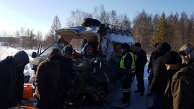 Восемь человек пострадали в страшном ДТП с микроавтобусом в Якутии