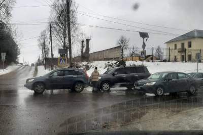 На дороге в Тверской области внедорожник догнал легковушку