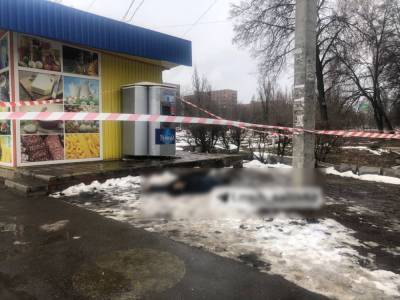 В Харькове на улице внезапно умер молодой парень: фото и видео 18+