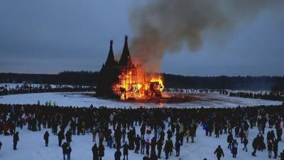 Вместо чучела в Калужской области на Масленицу сожгли целый замок.