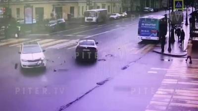 Тройное ДТП с отлетевшим в маршрутку каршерингом в центре Петербурга попало на видео.