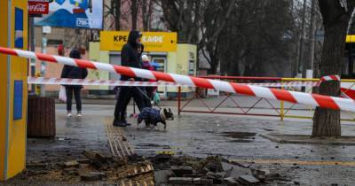 В Одессе посреди улицы под тротуаром взорвалась газовая труба (фото) (6 фото)