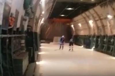 В Тверской области военные сыграли в хоккей в полёте прямо на борту самолёта