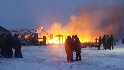 В России дотла выгорел полевой лагерь на полигоне: фото, видео