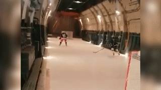 Лётчики залили каток на борту "Руслана" и сыграли в хоккей прямо в небе — видео