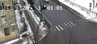 Упавшая с крыши глыба льда убила мужчину в центре Петрозаводска (ВИДЕО)
