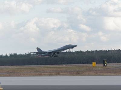 Американский стратегический бомбардировщик B-1B Lancer впервые приземлился в Польше