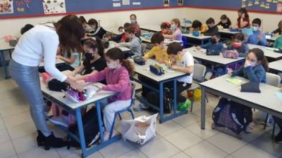 В десятках городов Израиля открываются школы: новые правила минздрава