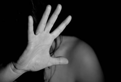 Силой посадил в машину: Стоматолог из Мурино обвинила знакомого в изнасиловании