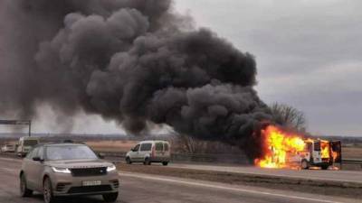 На трассе между Днепром и Харьковом вспыхнул микроавтобус