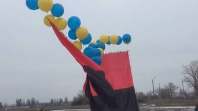 Над Донбассом запустили красно-черный флаг: яркие фото