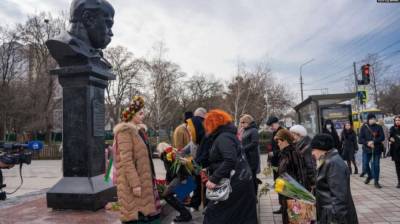 В Крыму двух людей арестовали за возложение цветов к памятнику Шевченко