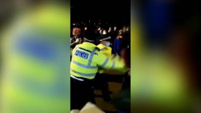 Лондонские полицейские волокли активисток по земле за волосы