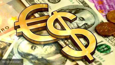 Экономист объяснил, стоит ли срочно менять доллары на рубли