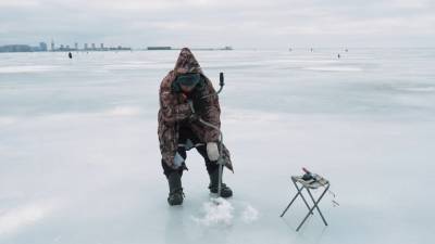 Рыбаки выходят на лед Финского залива, несмотря на запрет.