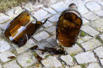 Разбил бутылку и полоснул стеклом по шее: мужчине грозит до восьми лет за решеткой