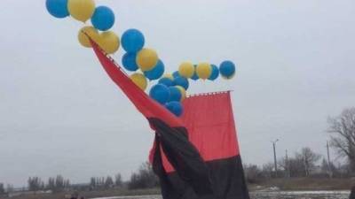 Над Донбассом запустили красно-черный флаг