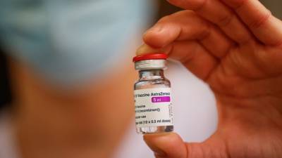 Из-за случаев нарушения свёртываемости крови: в Ирландии рекомендовали приостановить вакцинацию препаратом AstraZeneca
