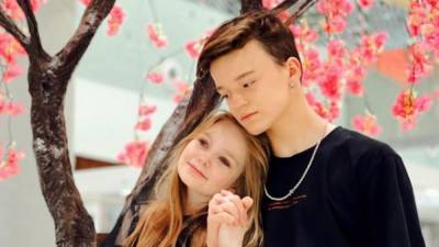 Недетские объятия и поцелуи: 8-летняя киевская модель показала отношения с 13-летним парнем
