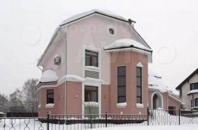 Строившийся 10 лет кемеровский коттедж продается за 34 млн рублей