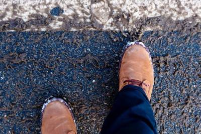 Как эффективно избавиться от соли на обуви
