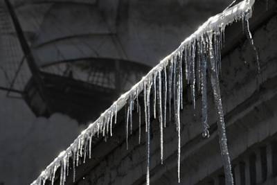 Россиянин погиб из-за обрушения льда с крыши