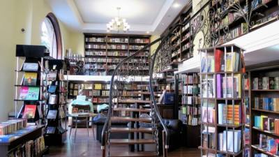 Магическая атмосфера: книжный магазин в Киеве со сказочным интерьером – фото