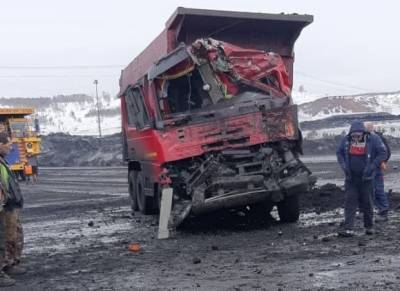 В Кузбассе груженый БЕЛАЗ снес кабину грузовика