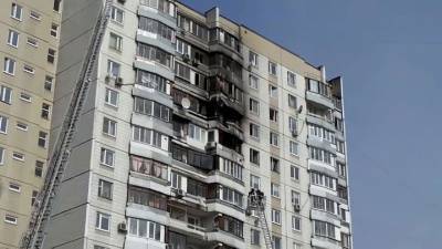 В Краснодаре горит квартира в многоэтажном доме