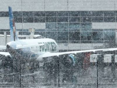 Аэропорт Денвера отменил более 2 тыс. рейсов из-за снежного шторма (видео)