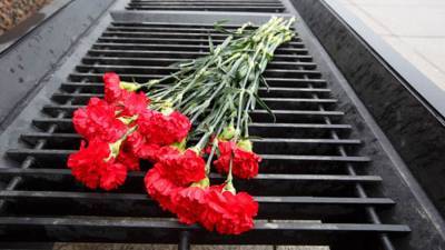 Активисты возложили цветы к памятнику погибшим детям Донбасса