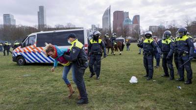 Полиция Гааги задержала около 20 протестующих против антиковидных мер