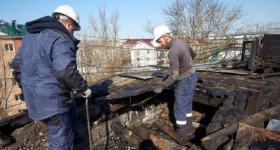 На пострадавшем от пожара доме по Сахалинской ремонтируют крышу